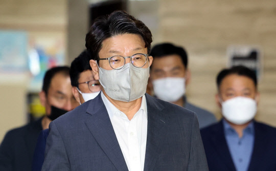 국민의힘 권성동 당 대표 직무대행 겸 원내대표가 9일 오후 서울 여의도 국회에서 열린 화상의원총회에 참석하고 있다. <연합뉴스>